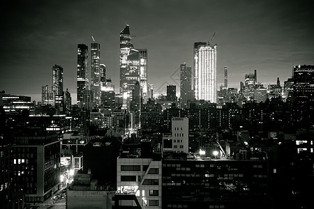 夜黑白夜景 纽约黑暗城市的天线图片