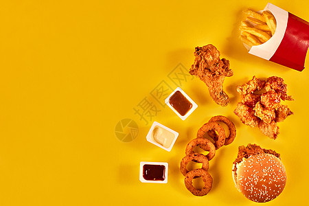 黄背景的汉堡包 炸薯条和炸鸡 复制文本空间 笑声鸡腿家禽猪肉包子小吃面包屑面包油炸食物烧烤图片