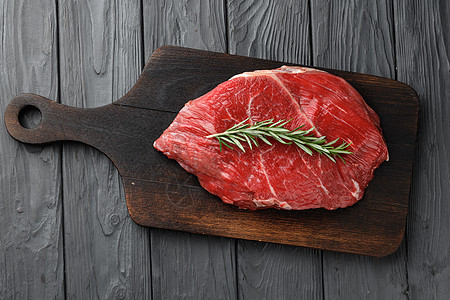 木板上的生牛肉片块 关门了饮食产品红色屠宰场奶牛白色腰部屠夫食物桌子图片