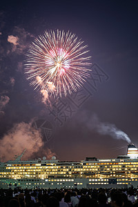 千星之城豪华船和烟花展示车辆巡航暮光焰火夜空交通港口夜景蓝天海洋背景