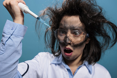 疯狂的疯狂化学研究者 有肮脏的脸孔 和乱七八糟的头发实验 与未知化合物图片