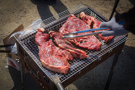 烧烤的木炭石灰炙烤鸡肉木炭食品网络食物金属牛肉铁板生肉图片