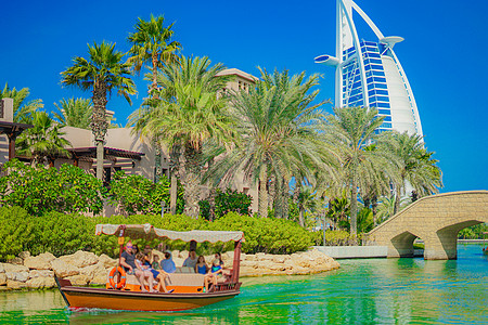 阿拉伯和蓝天空阿拉伯联合酋长国迪拜观光景点旅行蓝天天空旅游热带酒店图片