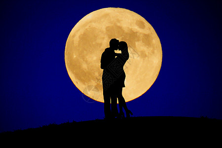 在月亮上站着的情侣图片