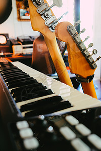 吉他和工作室设备吉他手音乐家娱乐音乐麦克风键盘音频摇滚乐队摄影图片
