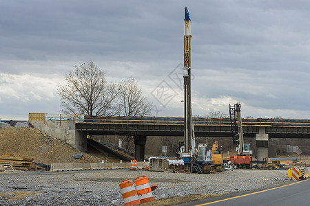 美国某在建公路现代立交桥混凝土桥柱损伤修复施工路面交通工程城市工作维修基础设施修路道路沥青图片
