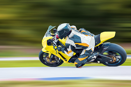 摩托车倾斜到高速公路上的一个快角冠军赛车手大奖赛季节发动机赛车电路自行车平移运输图片