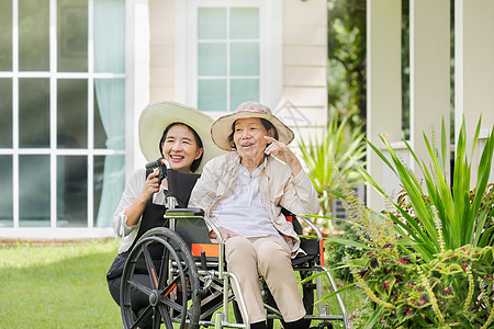 老年妇女与女儿一起在后院轮椅上放松治疗保健残障女性照顾者父母照顾人士帮助卫生图片