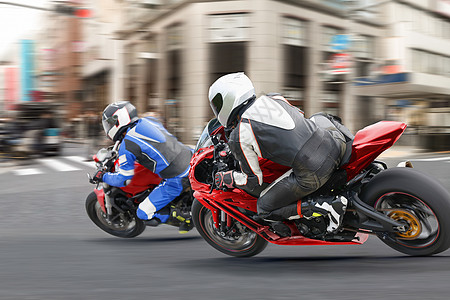 城里的Biker帮在市中心开着红灯大奖赛赛车摩托车手锦标赛加速度街道角落法规速度交通图片