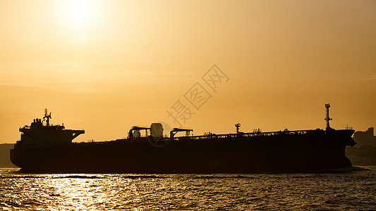 土耳其伊斯坦布尔Bosphorus海峡的散装货轮出口载体进口基础设施天际海洋金角旅行货物经济图片