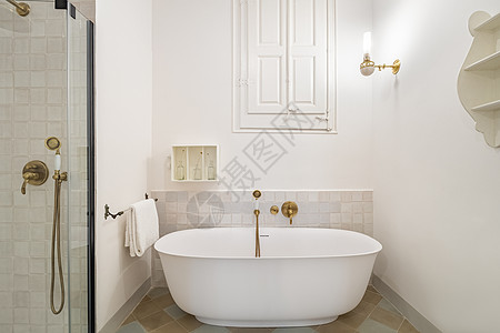 浴缸和淋浴区用白色装饰的洗手间图片