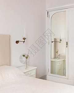 卧室内部有舒适的床和古装衣柜 有镜子 反射和经典风格图片