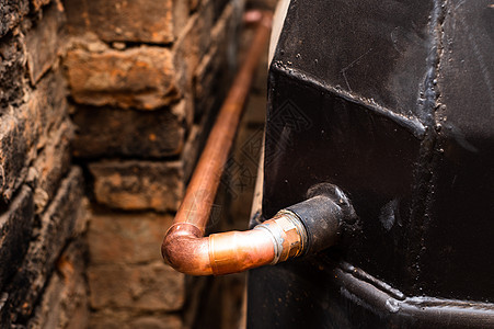 安装铜管 向壁炉供应水 (b) 装设防火墙的铜管图片