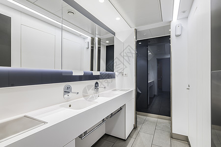 男性洗手间的公共或办公室内有水槽和大镜子 现代设计卫生间是白色的奢华风格卫生洗澡建筑学龙头装饰房间盆地地面图片
