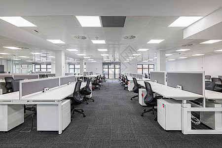 现代企业开放式办公室采用白色和灰色的简约现代设计 空荡荡的办公室工作站图片