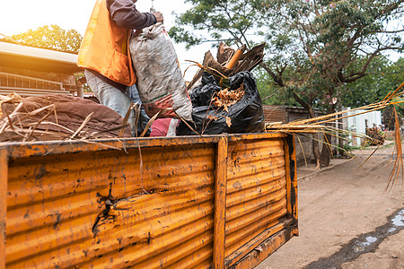 在尼加拉瓜马那瓜的一个贫困社区 一名市政工人在一辆卡车上收集垃圾 中美洲固体废物管理理念图片