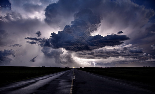 加拿大帕蕊雷风暴云农村气候戏剧性天空闪电平原极端危险雷雨天气图片