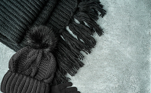 平整地躺着冬天或秋天温暖的女伴  黑织围巾 帽子手套配饰黑色优雅灰色材料针织石头毛皮衣服图片