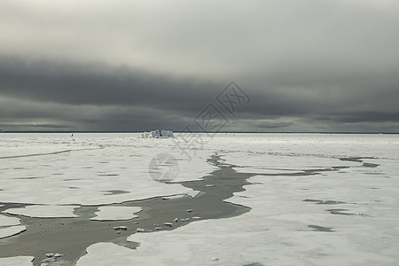 弗朗兹约瑟夫土地附近巴伦支海夏季的海冰生态环境海洋学危险冰山海洋旅游气候变化蓝色冰川图片