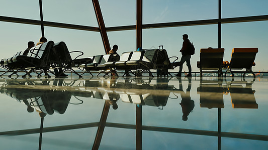 现代机场的人 出发休息室蓝色商业玻璃假期金属阴影走廊建筑学飞机运输图片