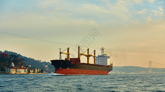 Bosphorus海峡散装货轮 土耳其伊斯坦布尔港口血管物流经济天际旅行商业旅游贸易蓝色图片