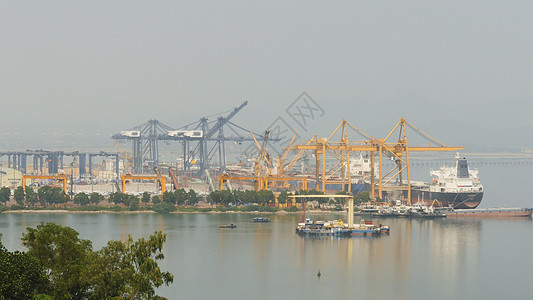 货物港口在工作 越南河隆湾图片