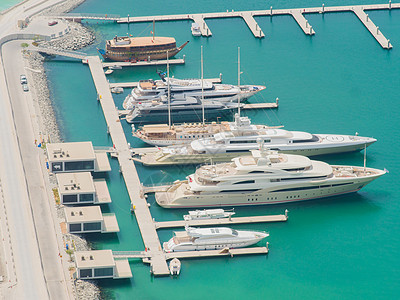 迪拜码头的船和船只图片