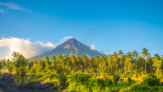 马荣火山是一座活跃的成层火山 位于菲律宾吕宋岛比科尔地区的阿尔拜省 因其对称的圆锥形状而被誉为完美的锥体旅行海湾顶峰城市农业场地图片
