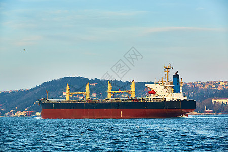 Bosphorus海峡散装货轮 土耳其伊斯坦布尔载体货运出口商业通道干货船航程旅游火鸡金角图片