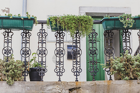 地中海公寓的露天阳台花园;图片