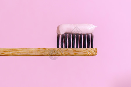 生态天然竹子牙刷 可持续生活方式概念 无废物家庭 卫生间基本必需品 复制空间 粉色背景等浪费牙医牙齿刷子牙科塑料木头浴室木炭卫生图片