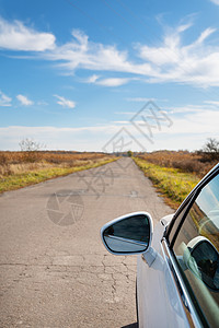 旧路不好 街道沥青上有许多洞 乘车旅行 汽车问题 停车 修理图片