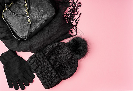 平整地躺着冬天或秋天温暖的女伴  黑织围巾 帽子粉色材料手套优雅针织黑色季节毛皮配饰衣服图片