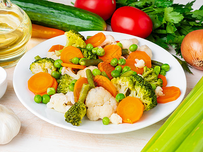 混合煮熟蔬菜 供低热量饮食的蒸汽蔬菜胡椒豆子生物橙子午餐菜花桌子沙拉食物盘子图片