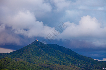 深云多云 黑暗热带雨雨绿山风图片