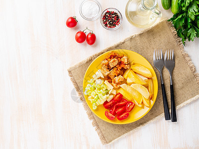 烤土豆切片和火鸡炖菜 蔬菜放在明黄色盘子上 白色生锈背景 顶视 高空 复制空间桌子黄瓜沙拉食物美食营养香菜油炸鱼片午餐图片