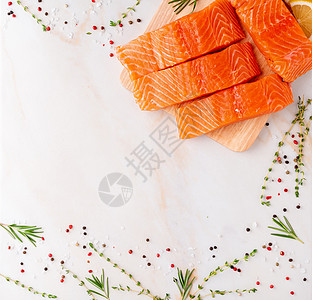 食物背景 鲑鱼牛排和季节性橙子烹饪产品海鲜奶油桌子营养红色白色牛扒图片