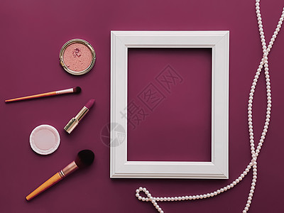 白色垂直艺术框架 化妆品和紫底彩色珍珠首饰 作为平板设计 艺术品印刷或相片专辑紫色风格摄影产品小样平铺打印口红画廊项链图片