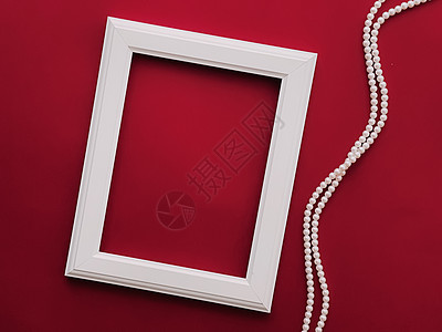白色垂直艺术框架和红背景珍珠首饰 如平板设计 艺术品印刷或相册等项链小样房子照片销售店铺娘娘腔平铺摄影装饰图片