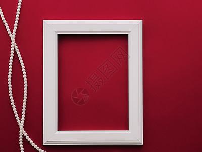 白色垂直艺术框架和红背景珍珠首饰 如平板设计 艺术品印刷或相册等娘娘腔专辑海报奢华打印项链销售风格店铺木头图片