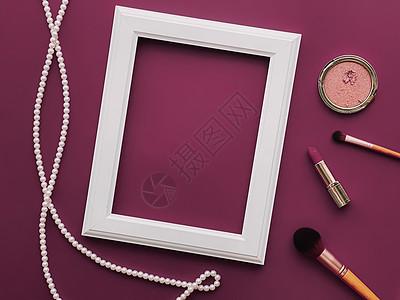 白色垂直艺术框架 化妆品和紫底彩色珍珠首饰 作为平板设计 艺术品印刷或相片专辑产品照片娘娘腔紫色口红风格摄影海报木头奢华图片