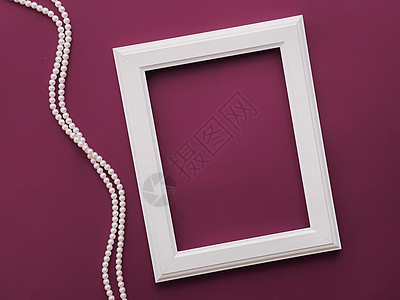白垂直艺术框架和紫底彩底的珍珠首饰 作为平板设计 艺术品印刷或相册项链销售装饰店铺专辑平铺风格女士娘娘腔房子图片