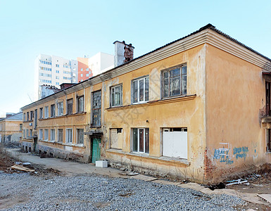 俄罗斯老旧住宅楼破旧不堪图片