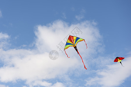 放风筝 一只五颜六色的风筝在天空中飞翔 与云彩和太阳的蓝天 文本或复制空间的空间蓝色闲暇乐趣自由娱乐尾巴运动阳光红色飞行图片
