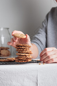 自制燕麦饼干堆糕点小吃甜点蛋糕椅子桌子饼干早餐白色厨房图片