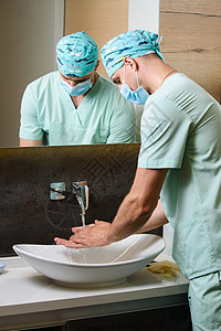 在水流下清洗后 医生会检查他手的清洁度 在流水下洗手图片