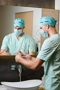 外科医生在水下洗手后 正在看他的手是否干净 在与病人一起工作之前要注意卫生图片