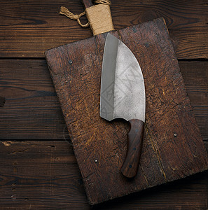 空木板上的大厨房刀子 顶视面乡村金属桌子工具屠夫食物厨房棕色木头饭馆图片