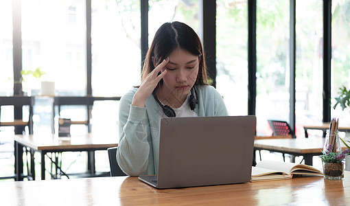 认真专注的亚洲学生在厨房里使用笔记本电脑 全神贯注地看着屏幕 观看学习网络研讨会 虚拟培训 视频课程 在家学习封锁演讲班级曲线互图片