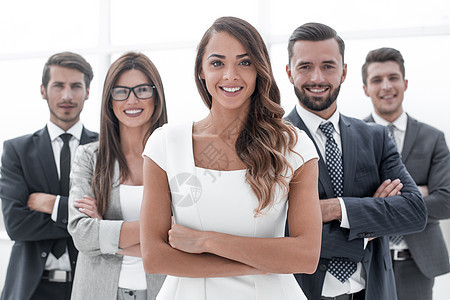 在商业团队面前的年轻女商务人士 青年女商务人士男性成功经理人士合作公司女性同事领导者管理人员图片